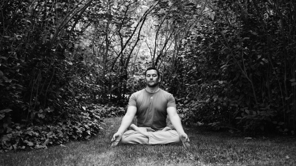 Jon meditando en postura de padmasana en la Selva de Irati, imagen del artículo “¿Quieres practicar Yoga y Meditación? ¿Deseas una práctica diaria de ejercicios de Yoga?” del Centro de Retiros de Yoga y Meditación Pirineo.