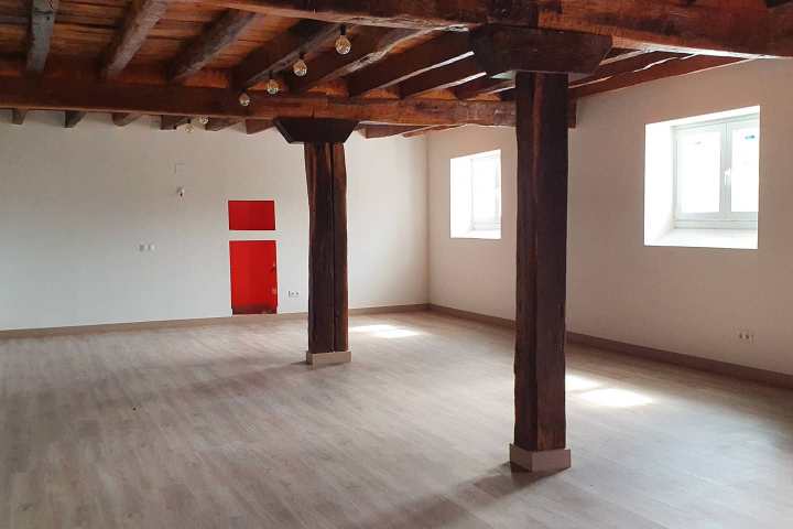 Sala de Yoga en el Centro de Yoga y Meditación Pirineo