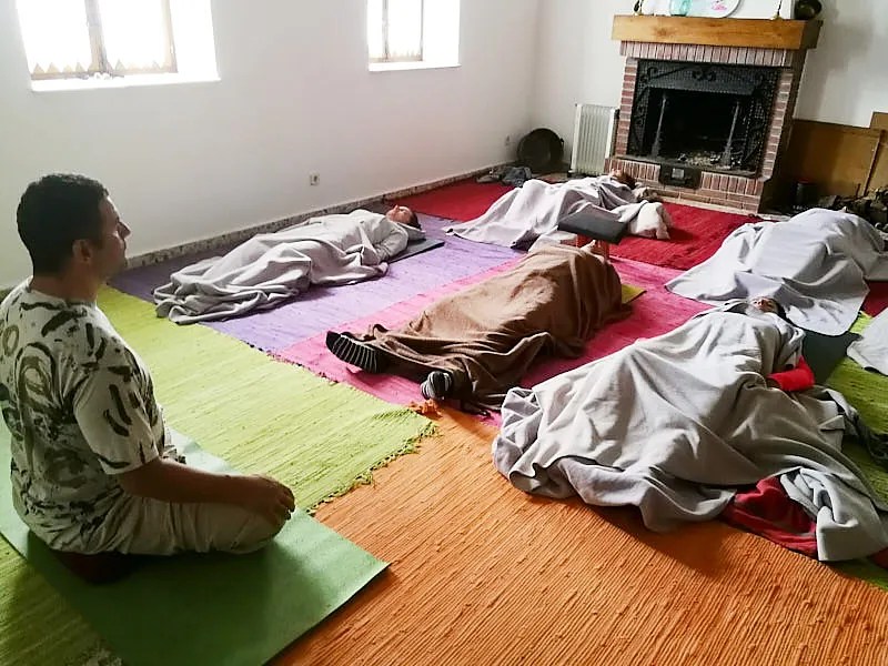 Grupo en relajación final Savasana en el Centro de Retiros de Yoga y Meditación Pirineo