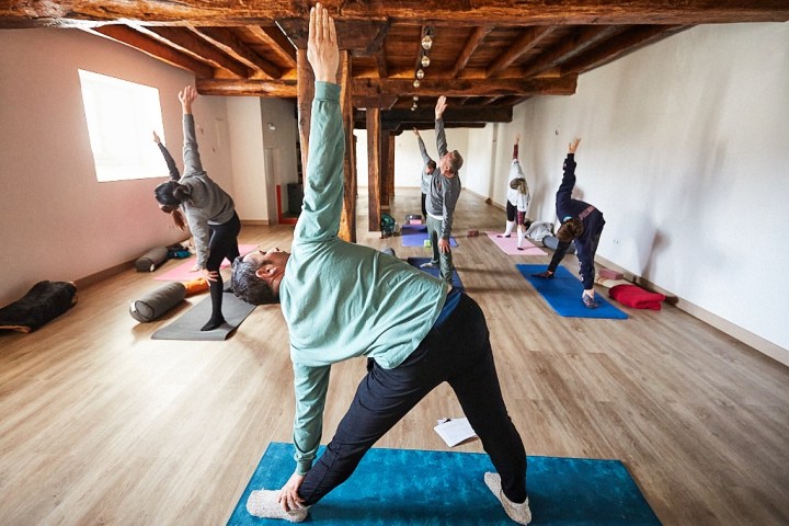Utthita Trikonasana: Clase de retiro de yoga en Navarra para grupos