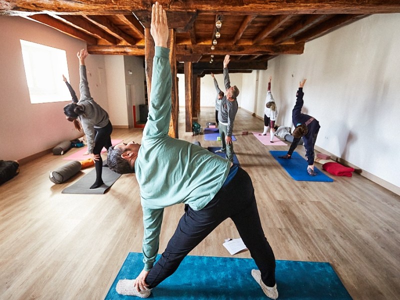 Utthita Trikonasana: Clase de retiro de yoga en Navarra para grupos