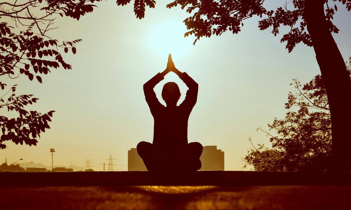 yoga-estres-ansiedad Mujer practicando yoga para calmar estrés y ansiedad