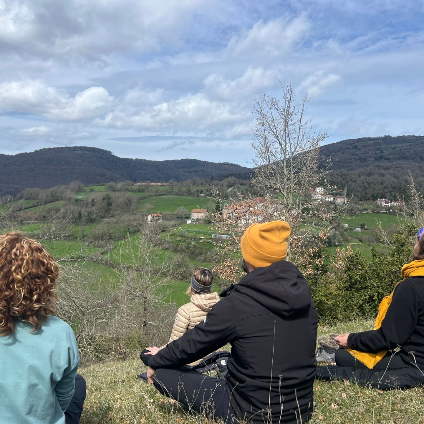Retiro Espiritual - Meditación_Guiada - a group of people sitting in a field