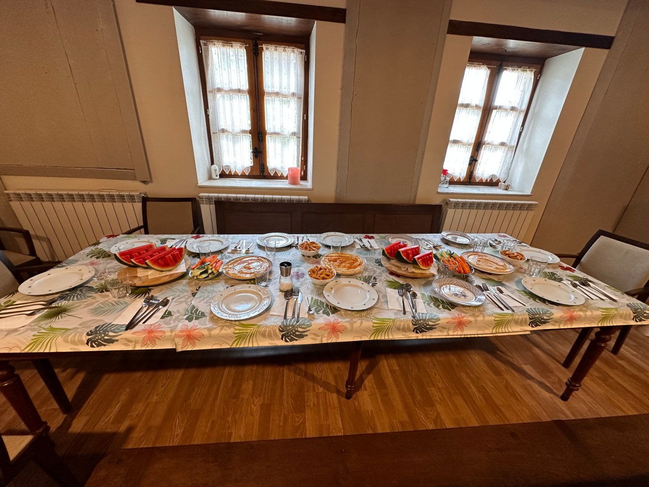 Mesa con comida en Casa Marterena Etxea