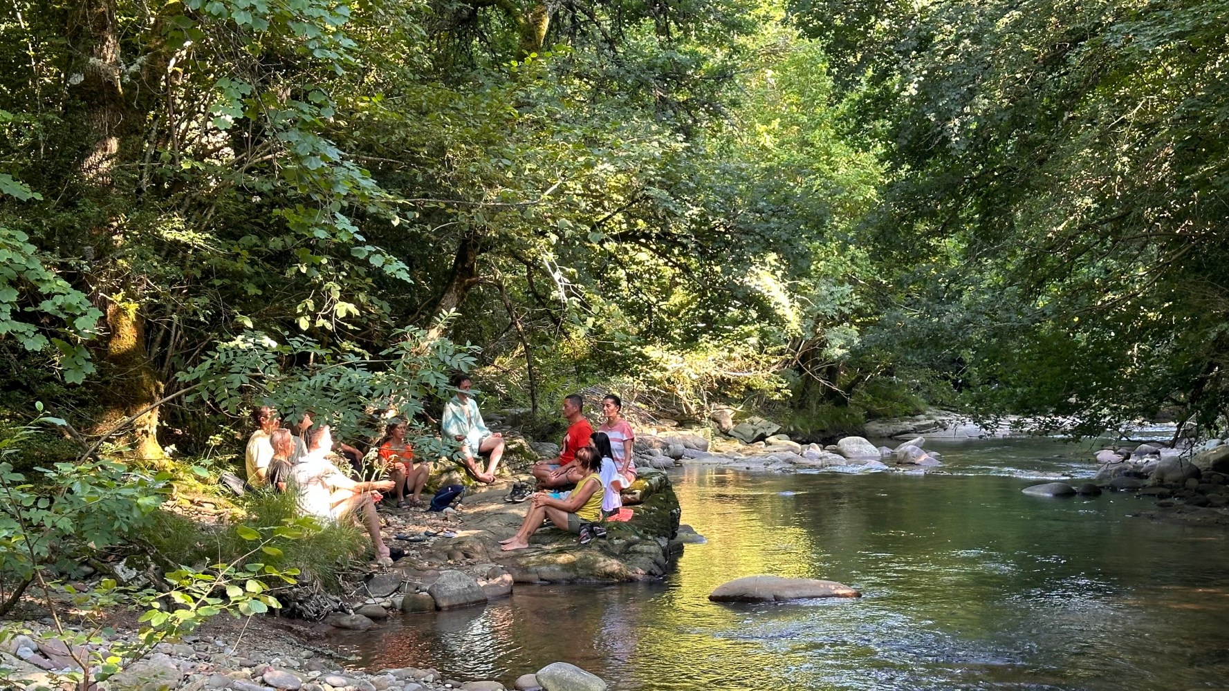 Un grupo de personas cabalgando sobre un río.