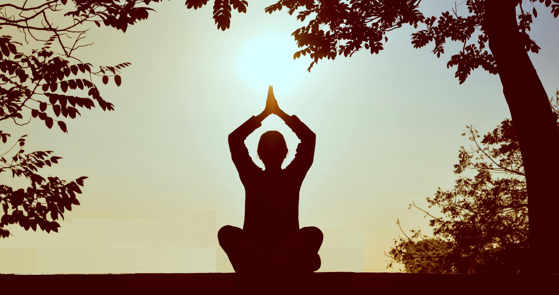 Persona sola meditando en la contemplación del atardecer