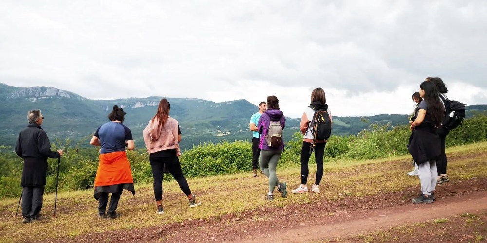 Grupo caminando en los alrededores del centro de retiros de yoga y meditación pirineos